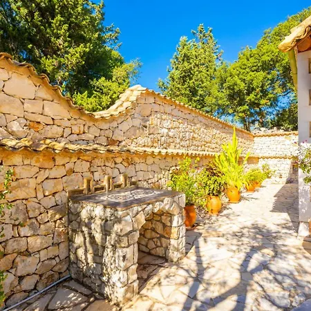 Nionios Villa *